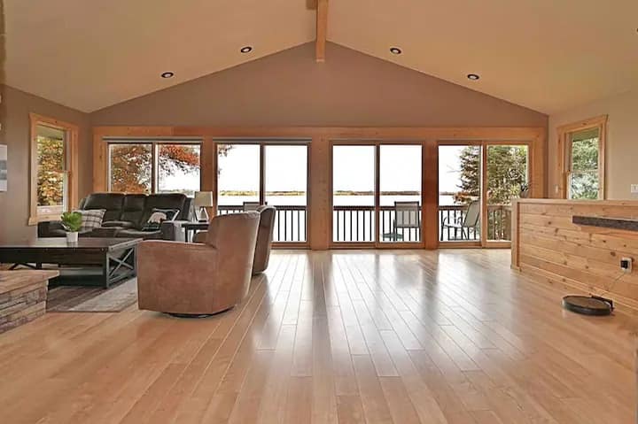 วิวทะเลสาบจากโถงทางเข้าด้านหน้า