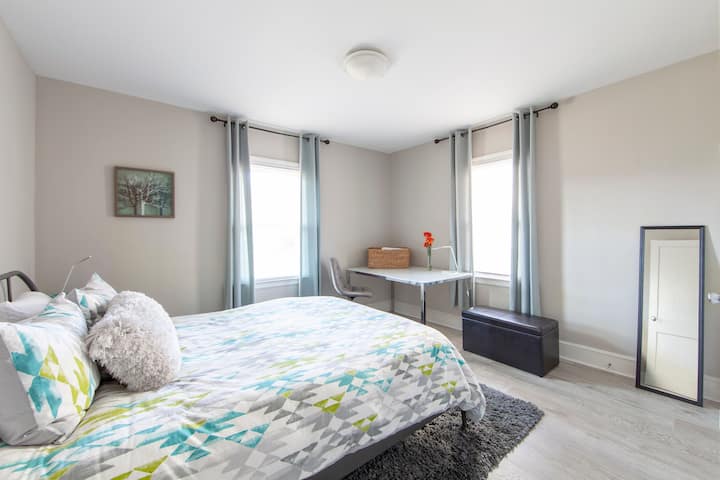 2号卧室配有舒适的标准双人床和充足的衣柜空间。