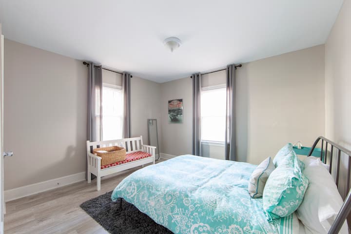 1号卧室配有舒适的标准双人床和充足的衣柜空间。