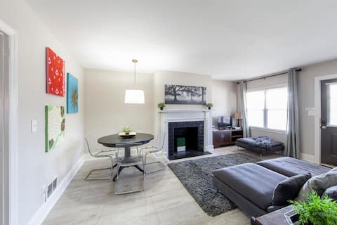 Top performing Airbnb: 1 NoDa 2 BR/1 BA apt Great for Corporate Housing in Plaza Shamrock