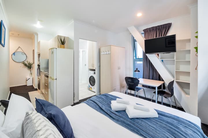 Central City Studio apartment with separate ensuite bathroom. Perfect for a fly in fly out worker, student, person in town overnight, weekend or longer. You can self cater with the full kitchenette. There is also a washer/dryer combo. 