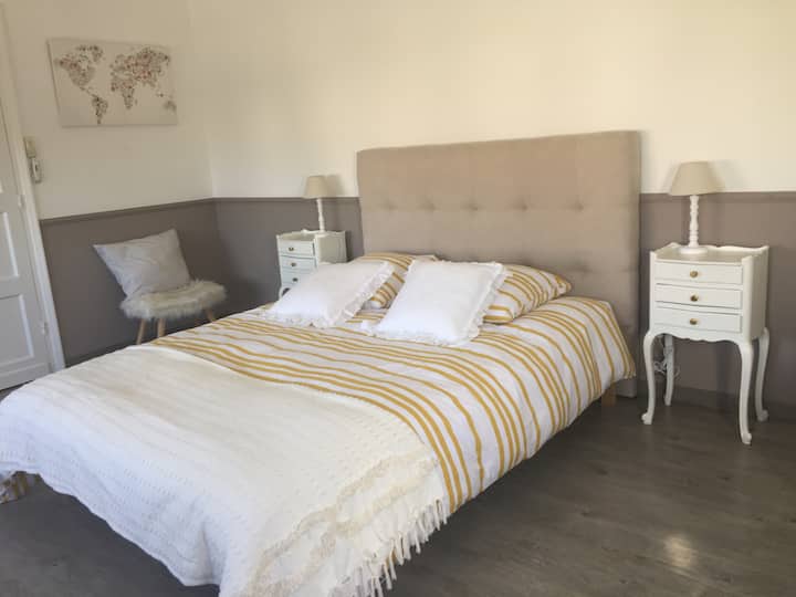 Първата спалня, на първия етаж, разполага с двойно легло 2 - ма души с размери 160х200 см, с възглавници и олекотена завивка, 2 легла, скрин, както и конзола. Спалното бельо се предлага като опция.