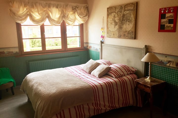 Третата спалня, с „британския“ дух, на първия етаж: двойно легло 140х190, възглавници и олекотена завивка, две легла, много голям килер, фризьорски салон и уютно малко кресло. Спалното бельо се предлага като опция.