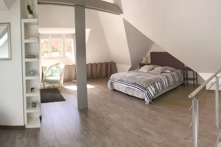 Четвъртата спалня, на 2 - ри етаж, разполага с двойно легло 2 - ма души с размери 160х200 см, с възглавници и олекотена завивка, 2 легла, скрин, както и разтегателен диван, единично легло и 2 овчари. Спалното бельо не е задължително.