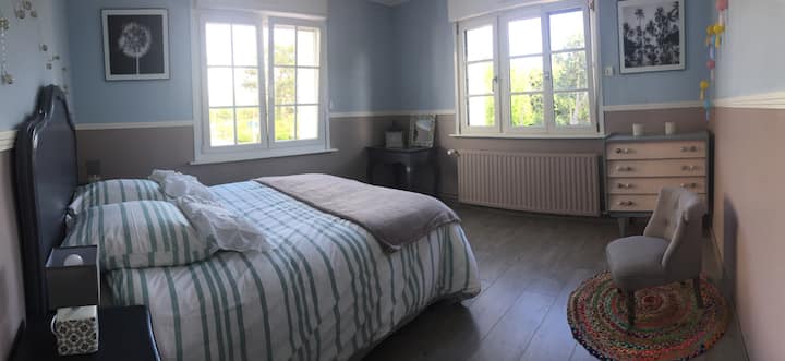 Втората спалня, на първия етаж: двойно легло от 140х190 см, с възглавници и олекотена завивка, две нощни легла, скрин, тоалетка и малък уютен фотьойл. Спалното бельо се предлага като опция.