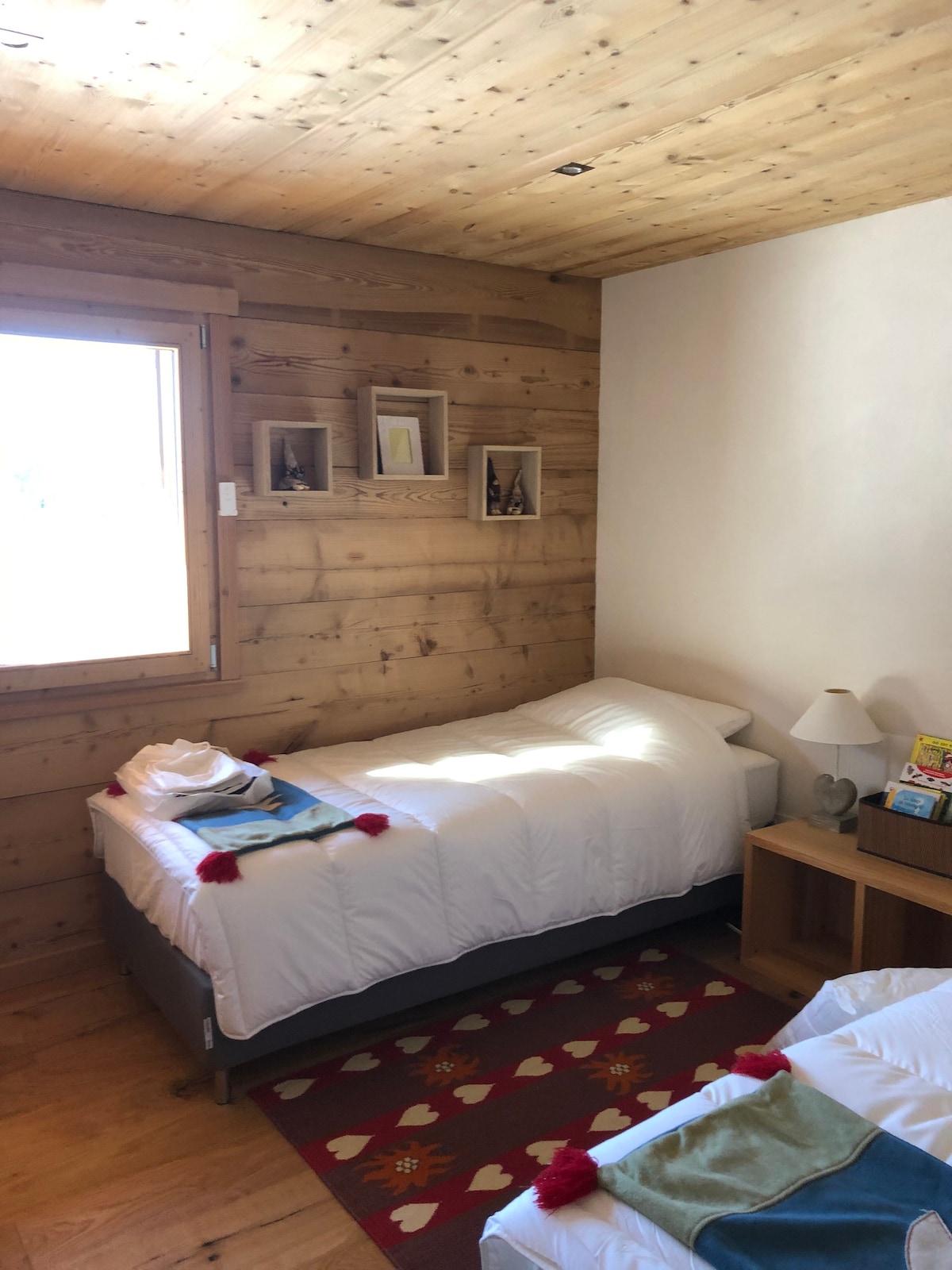 Спална соба со 2 кревета кои може да се спојат