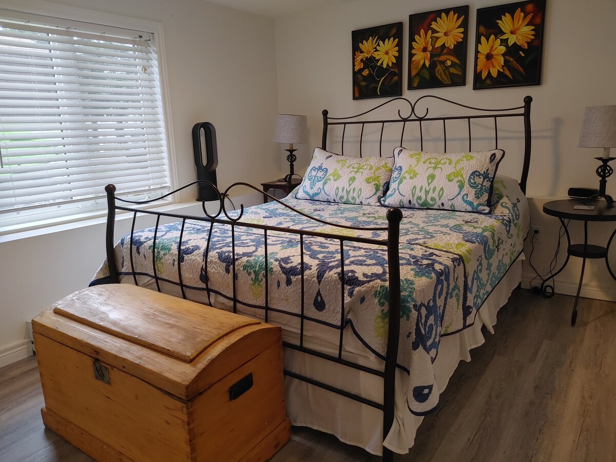 标准双人床卧室，希望箱子配有沙发床的铺设铺面