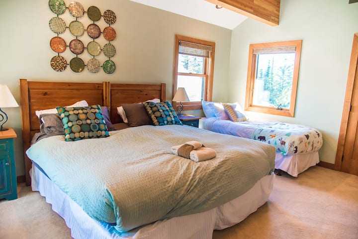 غرفة النوم الرئيسية رقم1: سرير كبير ، توأم (توأم ثانٍ على الجانب الأيسر ، بعيدًا عن الأنظار)