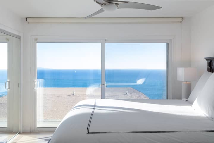 The master bedroom is outfitted in Frette and Sferra linens, and comes with an air conditioner (AC) and heater. Two closet leaves ample room for  clothing and personal belongings.

(Malibu beach long-term stay)