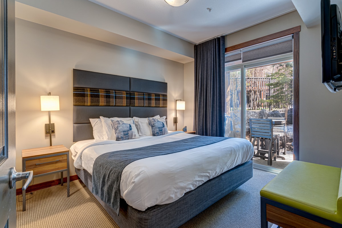 Camera da letto deluxe con letto matrimoniale grande e accesso diretto al patio privato