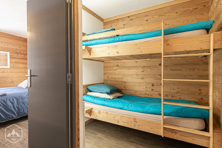 Ხის ოთახის სივრცე 2 ორსართულიანი საწოლი 90 სმ  X 190 სმ, დიდი გარდერობი, მთავარი ოთახის გავლით შესასვლელი და მთავარ საძინებელთან კომუნიკაცია. Ჩემოდნები პირველი საწოლის ქვეშ მოექცევა.