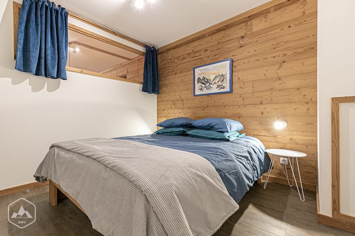 Პირველი დიდი საძინებელი მისაღები ოთახი: საწოლი 1.60 მ X 2.00 მ. Საწოლი დამზადებულია დაბინავებისას, მოწოდებულია თეთრეული და პირსახოცები. Პირსახოცის კარი და  1 სარკე ყველა საძინებელში.
Დიდი საგარდერობო ოთახი. 
Მოსახერხებელია: ჩემოდნები საწოლის ქვეშ მოექცევა
