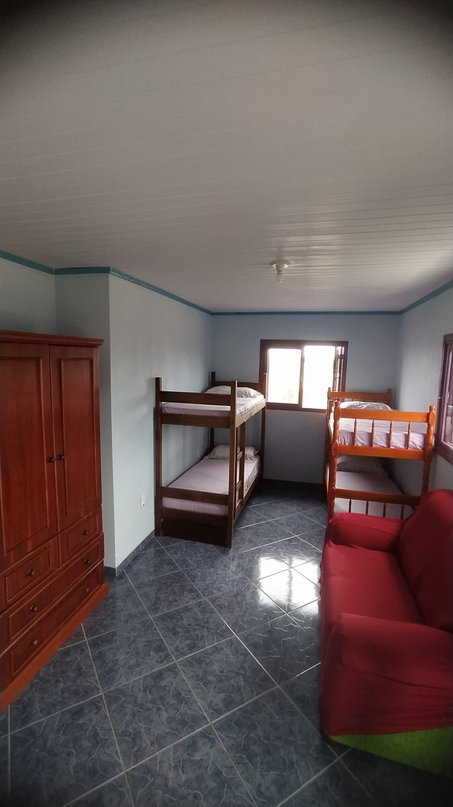 楼上有双层床的卧室