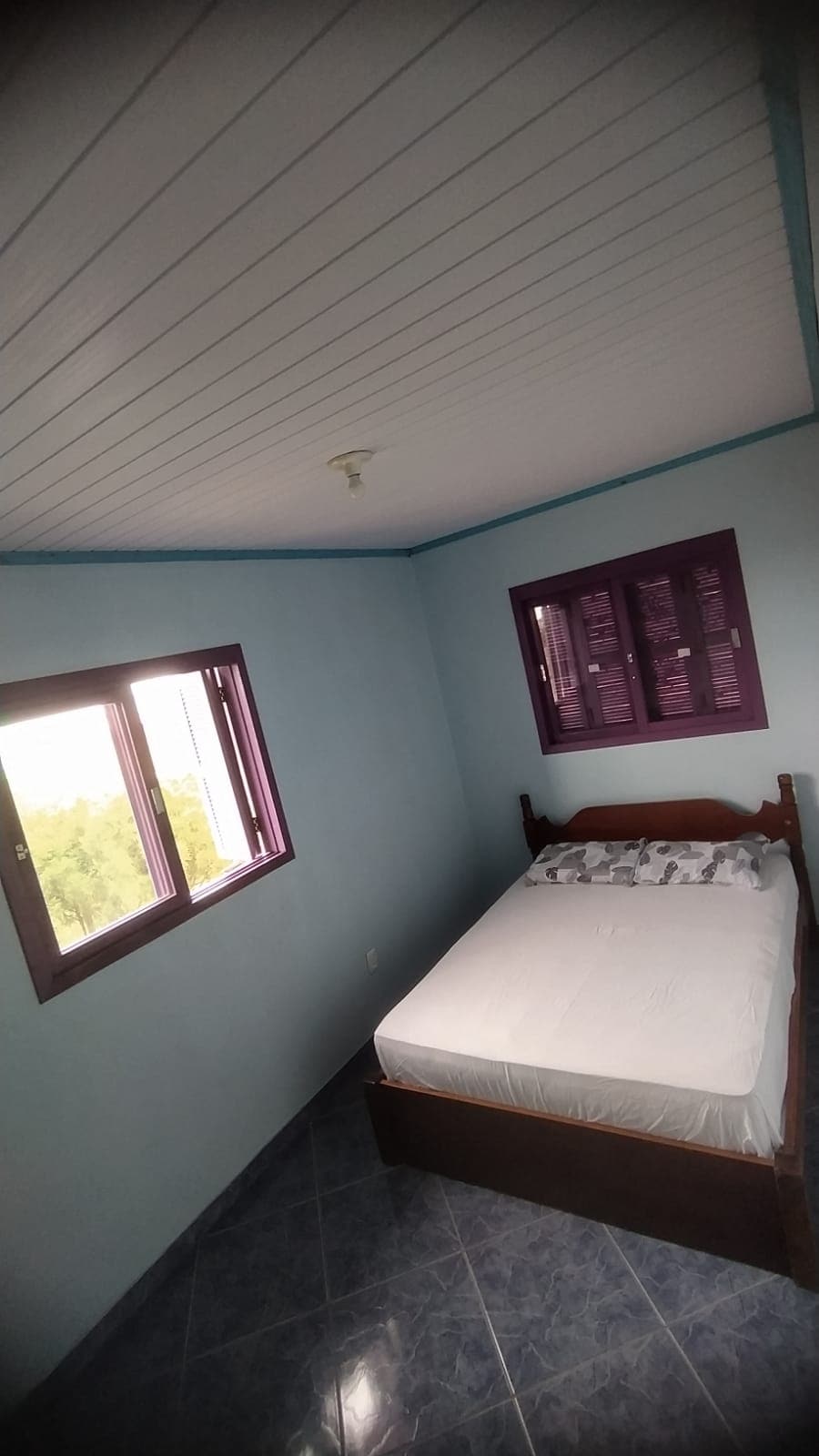 楼上有双人床的卧室