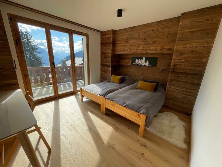 Dormitorio1 - Orientado al sur,
Dormitorio principal con escritorio (45x120),
2 camas (90x190) 
