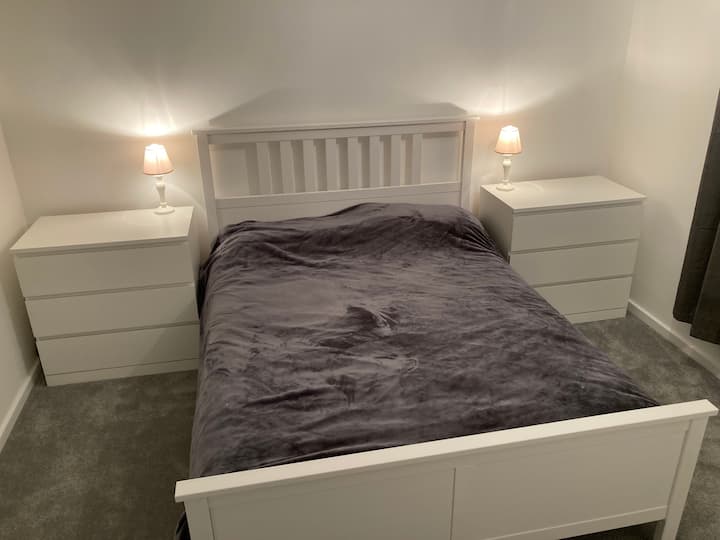 Cama tamaño king con colchón ortopédico nuevo y firme con cubrecamas adicional para mayor comodidad. Grandes cajones como mesitas de noche y almacenamiento de ropa. Las persianas opacas combinadas con cortinas opacas garantizan un espacio oscuro cuando se necesita para dormir bien.