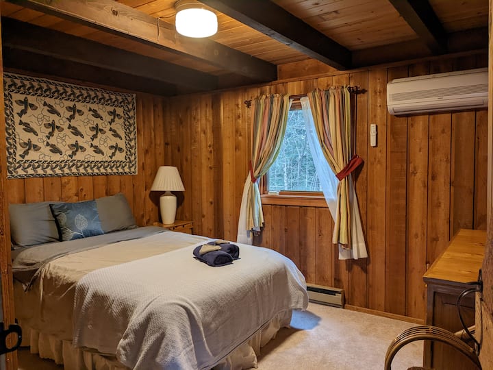 Primaire slaapkamer (queensize bed). 