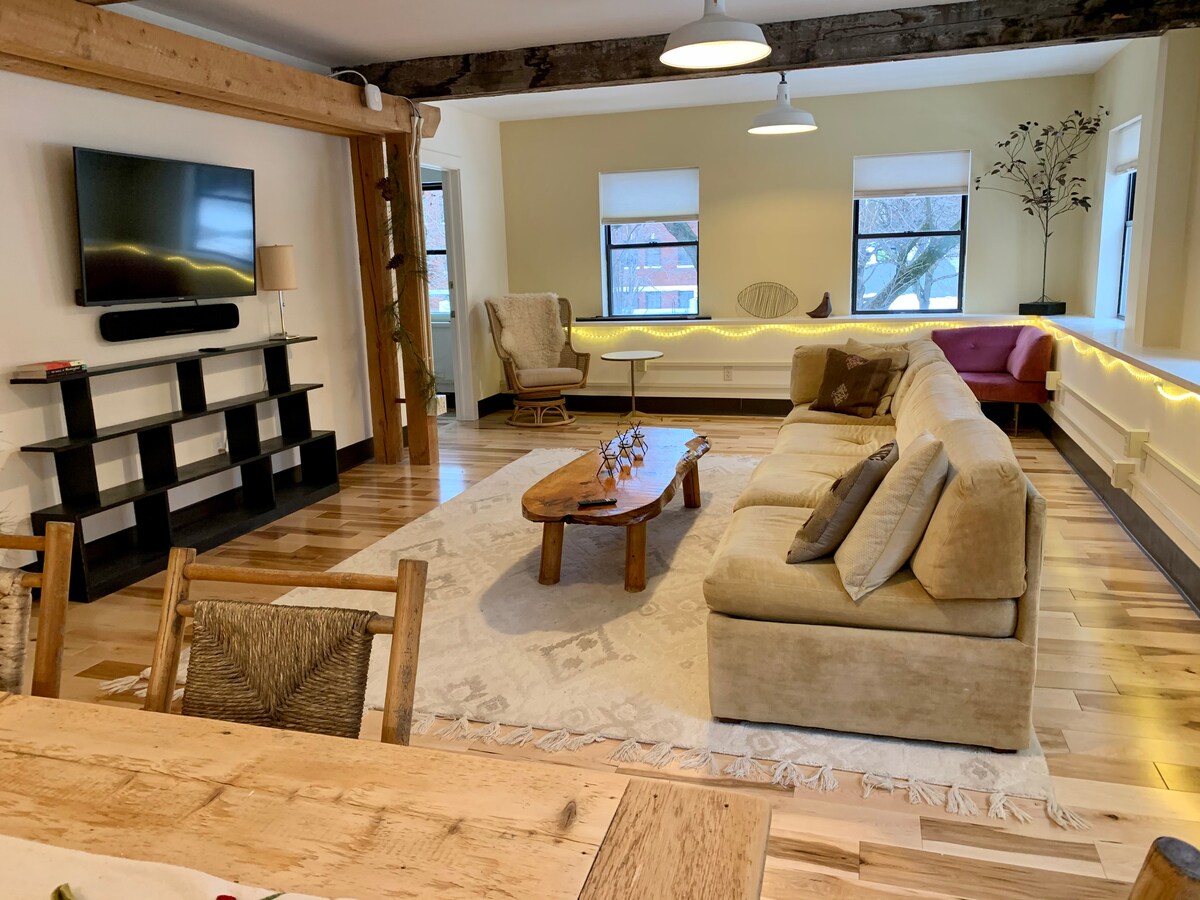 Successful Airbnb property: Amazing loft space in the heart of Burlington. in Burlington / South Burlington