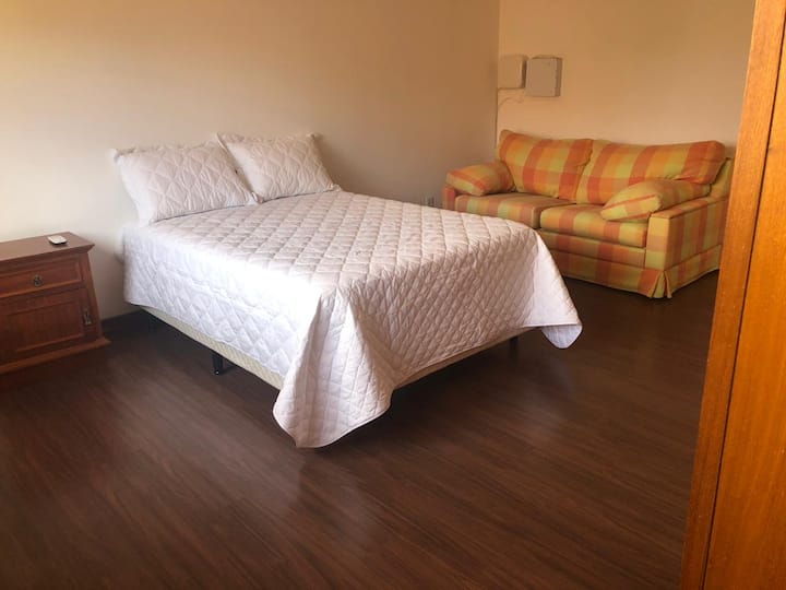 Горен етаж Стая номер 2:
с 1 двойно легло, с възможност за разтегателен диван