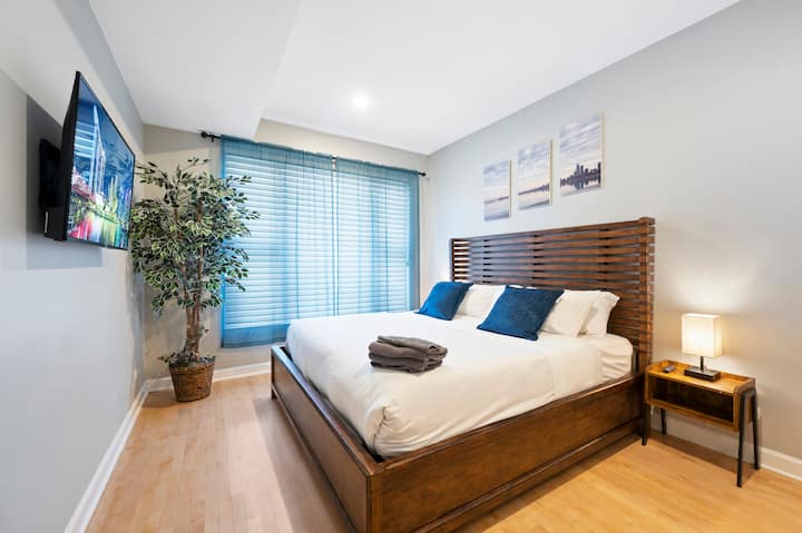 Chumba cha kulala cha mbele kilicho na kitanda cha King chenye nafasi kubwa