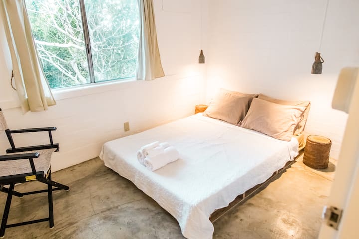 La chambre du milieu dispose d'un lit double et d'une vue sur la forêt tropicale de l'Ilanin