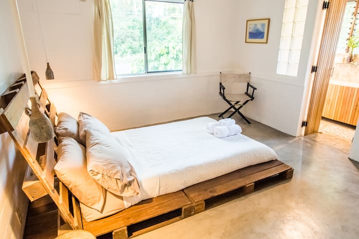 La chambre principale avec salle de bain attenante