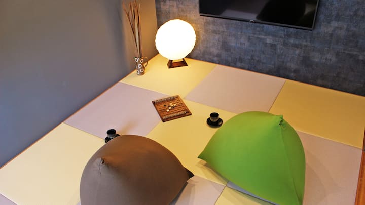 Ka gjithashtu një jastëk Yogibo dhe një televizor në dhomën e stilit japonez.Një hapësirë e vogël ndërprerjeje.