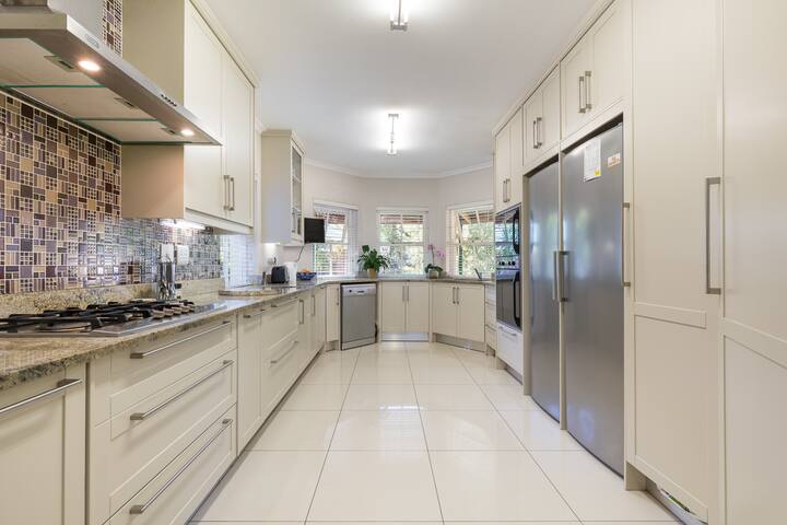 5 bedroom House & Shared Pool gallery image 5