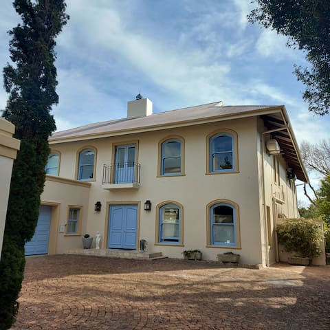 5 bedroom House & Shared Pool