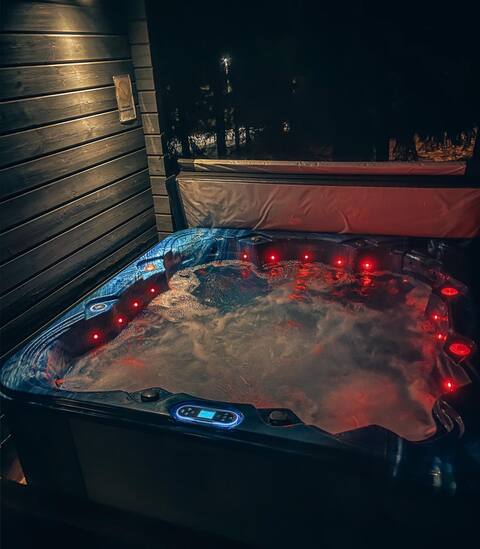 Cottage with outdoor hot tub!