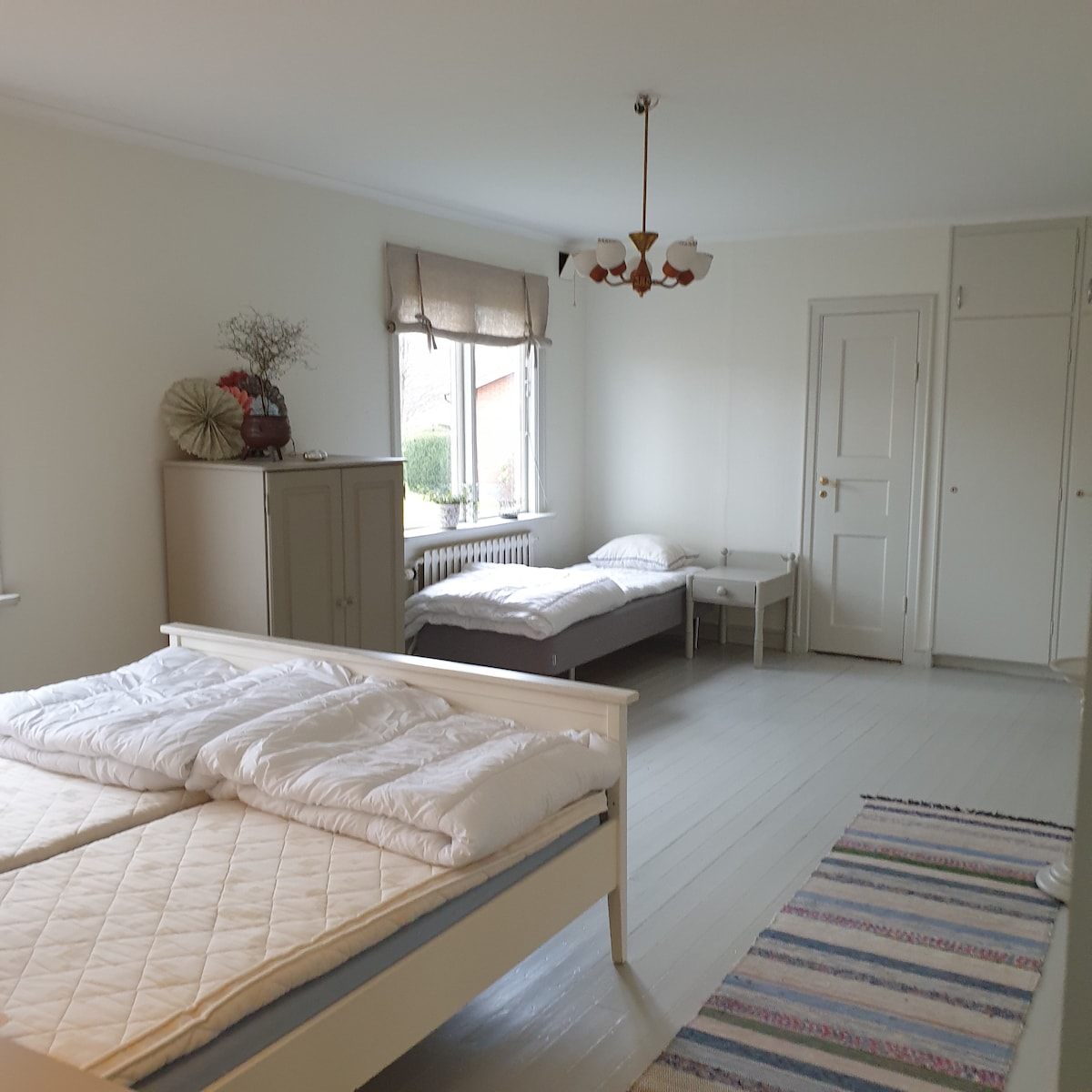 Sovrum med tre bäddar på övervåningen