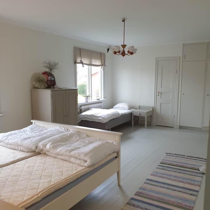 Sovrum med tre bäddar på övervåningen