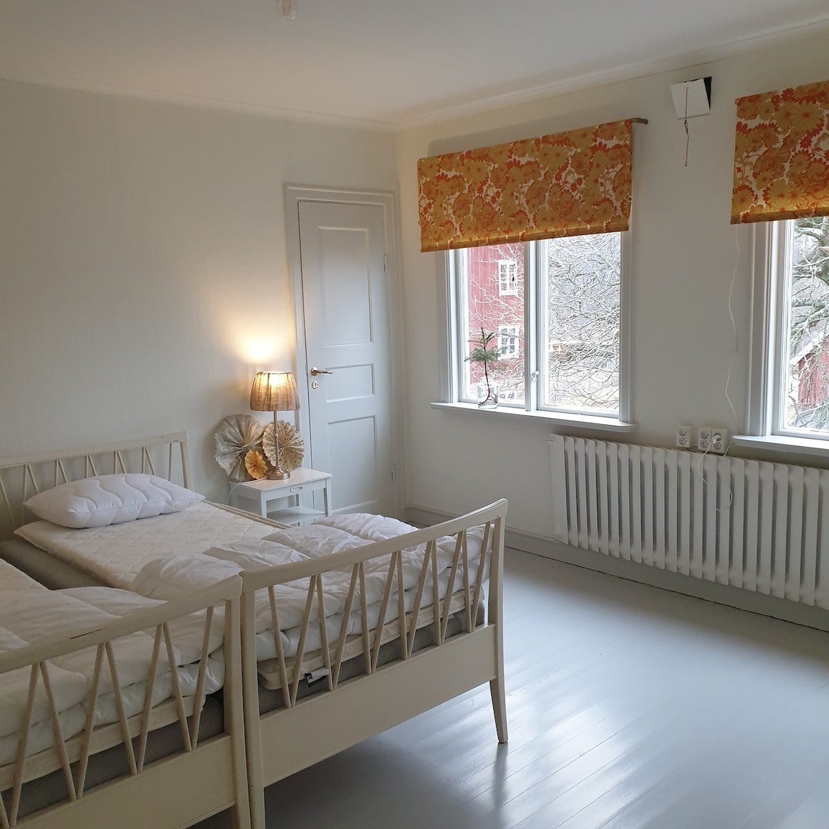 Sovrum med två bäddar på övervåningen