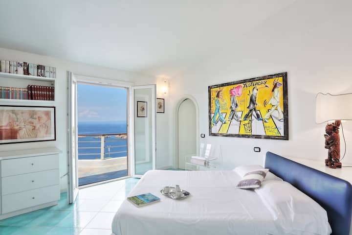 Двокреветна соба со бања со туш и када