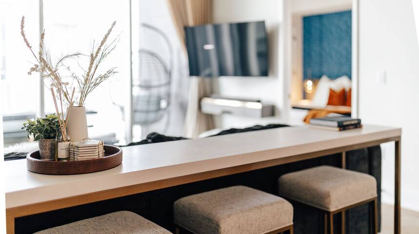 31F Luxury Rainey St Penthouse w rooftop pool gallery image 4