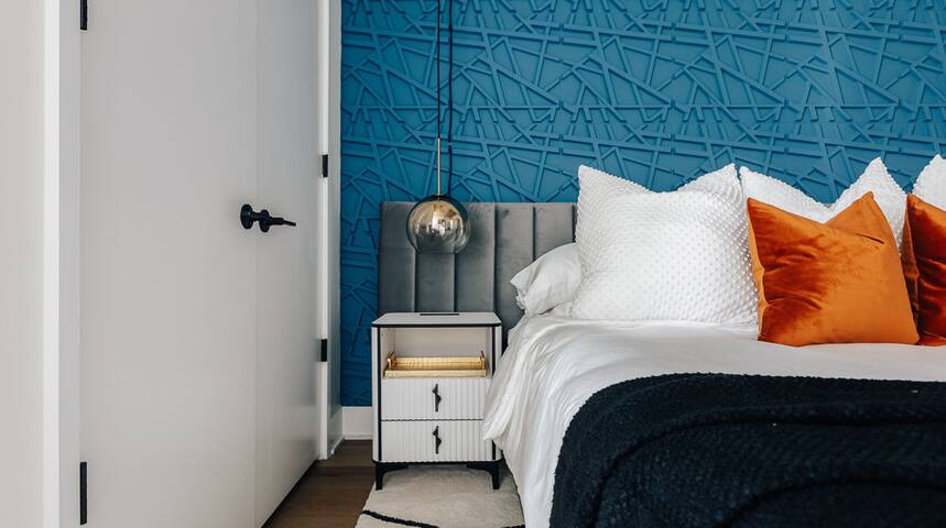 31F Luxury Rainey St Penthouse w rooftop pool gallery image 2