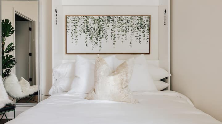 舒适的卧室配有节省空间的墨菲书桌床和日光床，专为休息和生产力而设计。