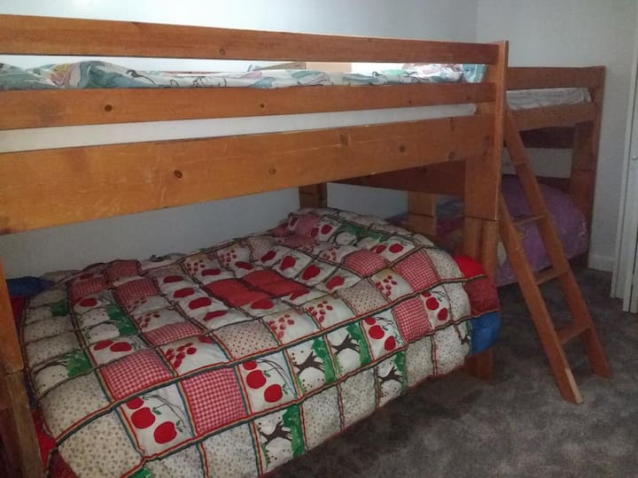 双层房间：两张双人床、两张单人床、一张折叠单人床