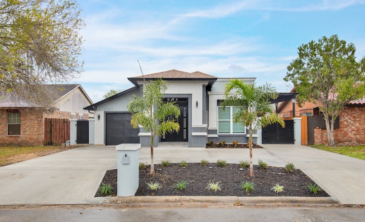 Modern Getaway Great Location 4BR 7 Beds Sleeps 12
