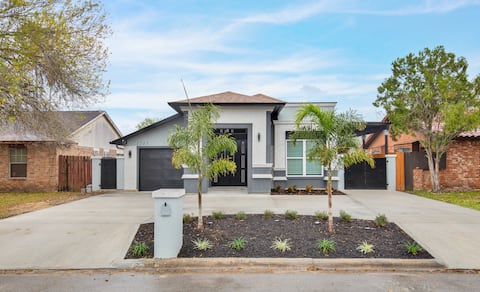 Modern Getaway Great Location 4BR 7 Beds Sleeps 12