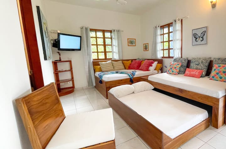 客厅设有标准双人床和两张单人床。 