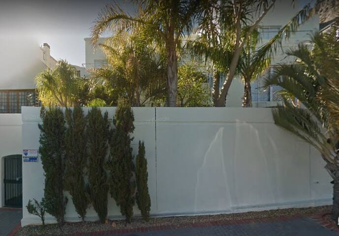 Cozy Camps Bay House with sea & Mountain View’s gallery image 3