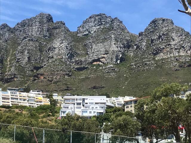 Cozy Camps Bay House with sea & Mountain View’s gallery image 2