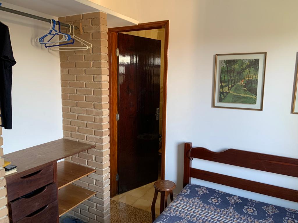 Основен апартамент, оборудван с дрешник, двойно легло, огледало, вентилатор и климатик.