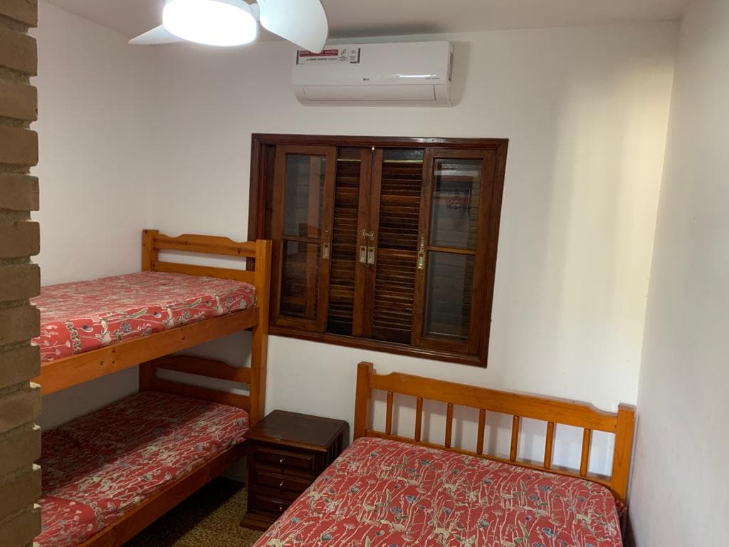 Стая, оборудвана с двуетажни легла, двойно легло, създадено заглушаване, дрешник, климатик и вентилатор.