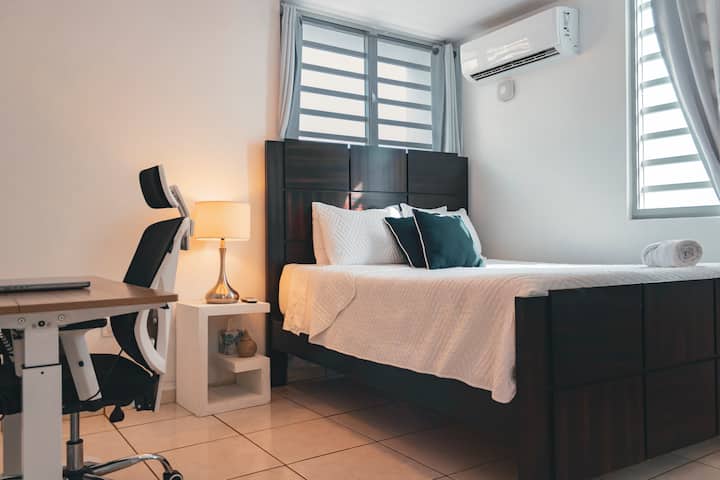 Სასტუმრო საძინებელი დასადგამი მაგიდით