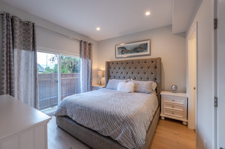 主卧配有套内卫生间和加大双人床。也可以使用步出露台。