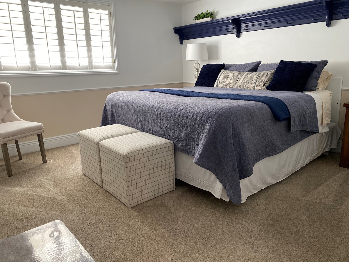 Súkromná veľká hlavná spálňa s novou luxusnou manželskou posteľou a plyšovou posteľnou bielizňou uľahčuje dobrý spánok