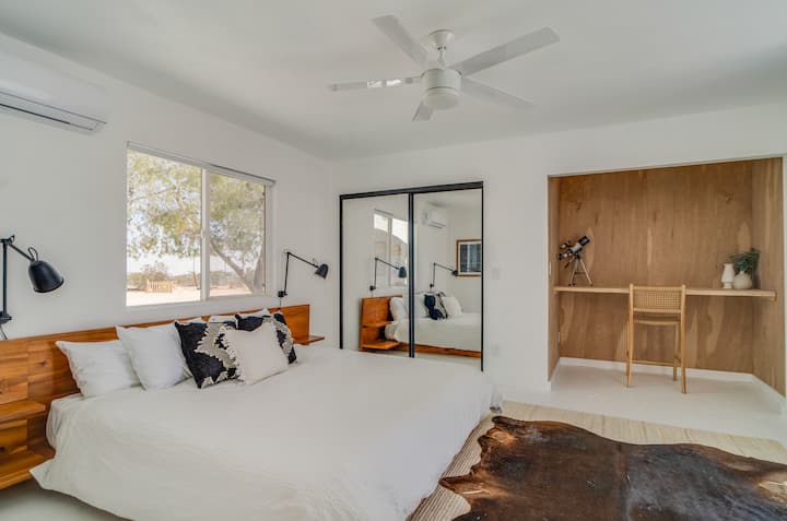 Долу майстор, матрак от мемори пяна с кралски размери. Построен в офис кът, когато трябва да изпратите тези досадни служебни имейли. 