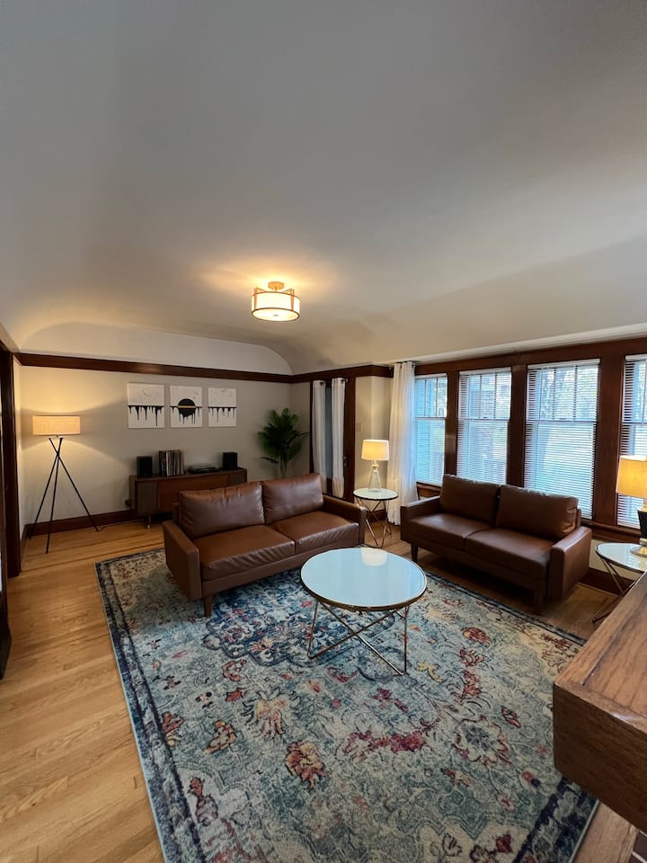 2 Bedroom + Den In Prestigious Washington Highland - Wauwatosa, WI